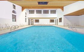 Days Inn & Suites By Wyndham Red Rock-Gallup